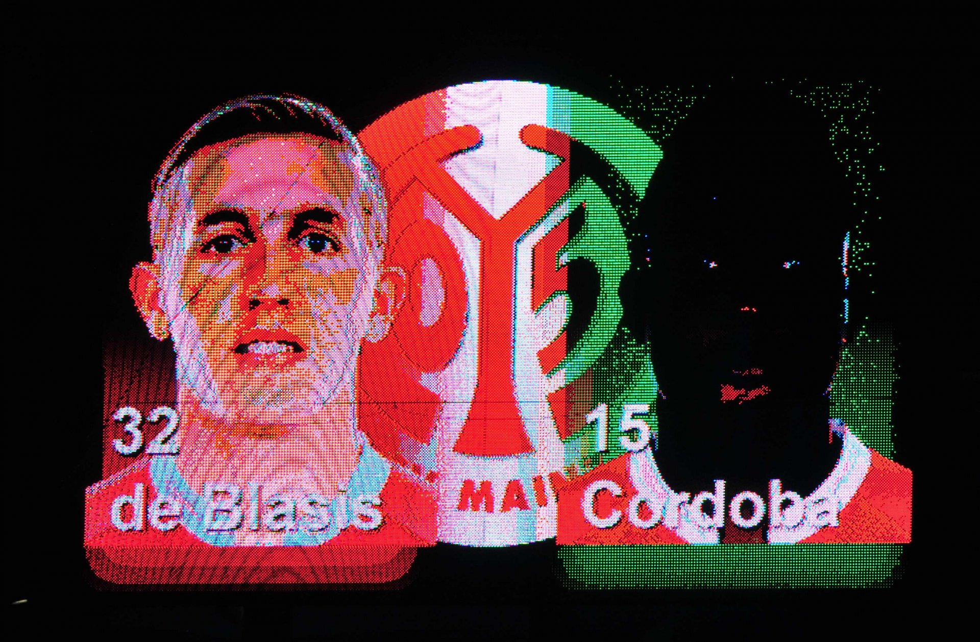 Ein Techniker bitte an die Anzeigetafel... Vielleicht sollen die Zuschauer sich aber auch nur ihr eigenes Bild von Jhon Cordoba machen. Im Fall von Pablo De Blasis ist das bereits gelungen...