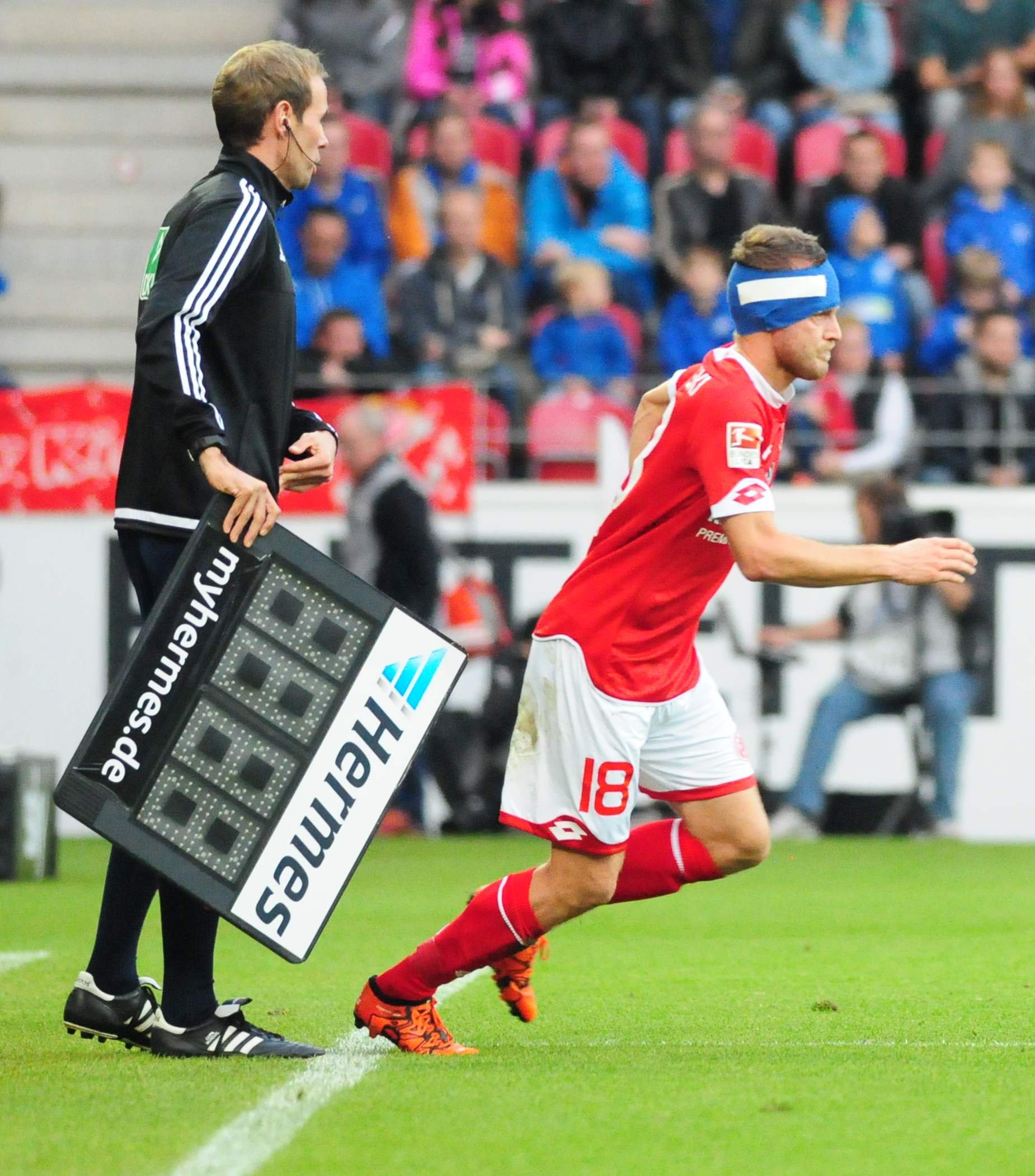 Rechtsverteidiger Daniel Brosinski musste vorübergehend mit Kopfverband agieren.