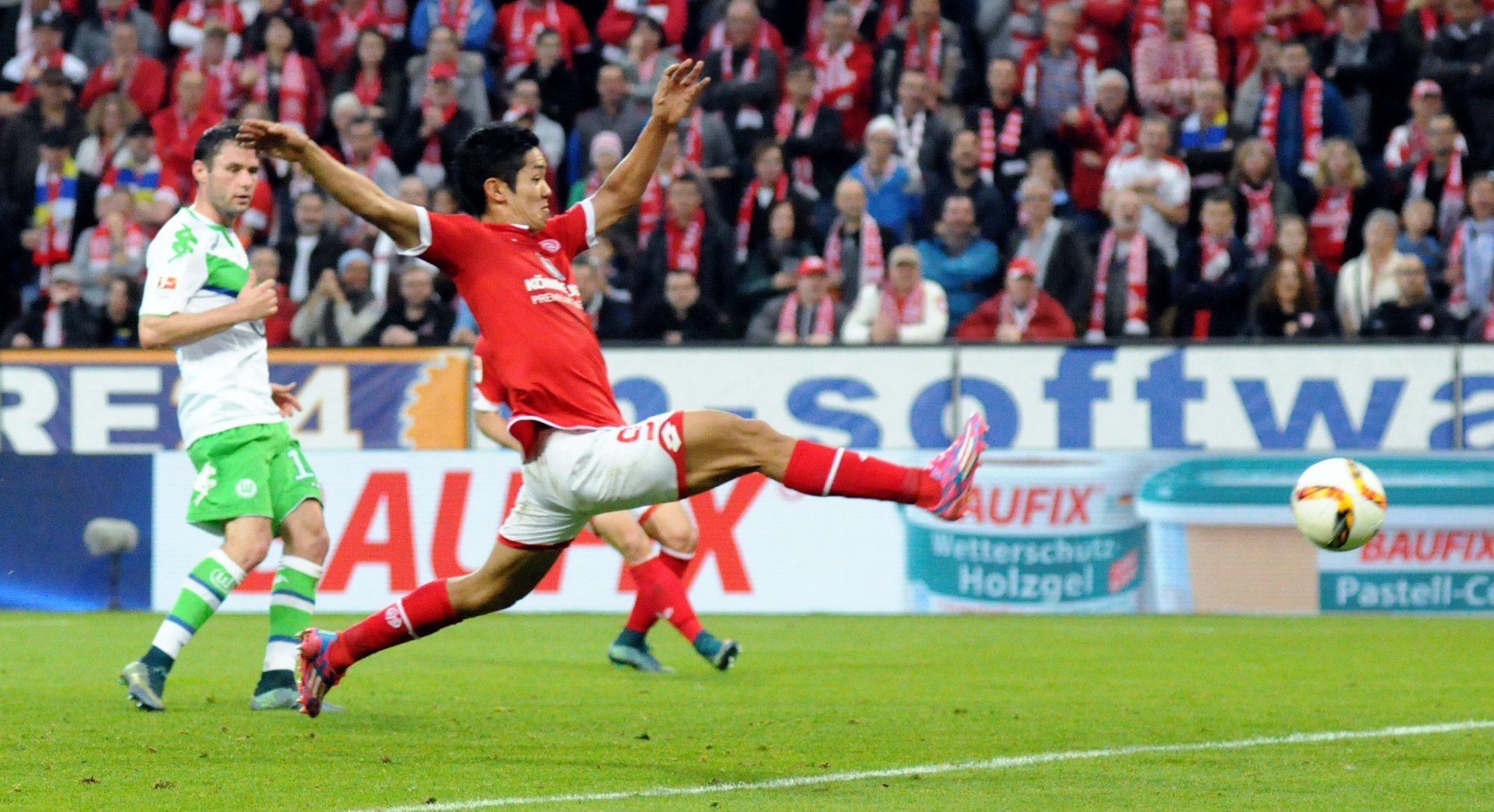 Nach der mäßigen ersten Halbzeit zogen die 05er nach der Pause ein Powerplay auf. In einigen Situationen fehlten den Angreifern, wie hier Yoshinori Muto, nur Zentimeter für weitere Torerfolge.nur Zentimeter, 