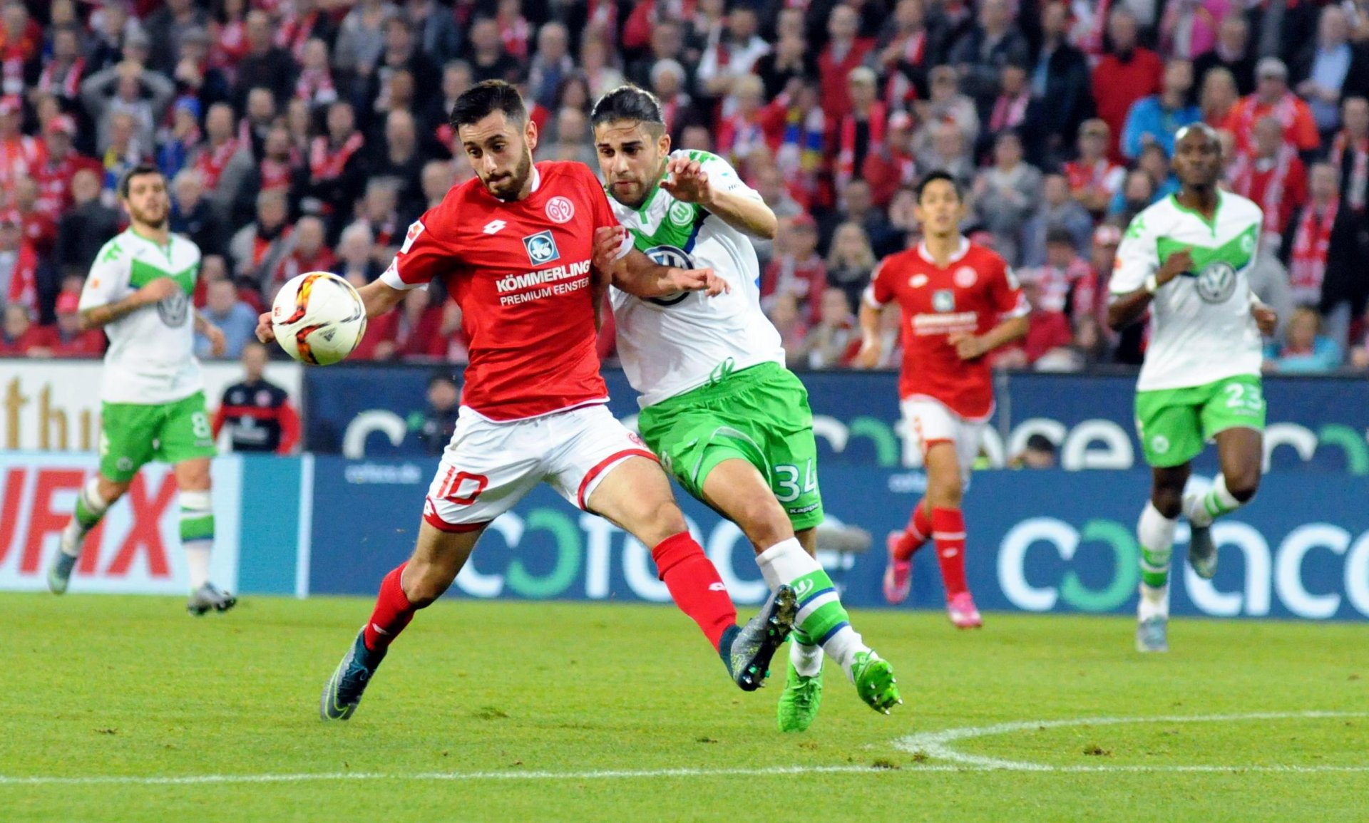 Eigentlich hat Ricardo Rodriguez in diesem Zweikampf mit Yunus Malli keine schlechte Ausgangssituation, und doch lag der Ball wenig später im Netz des VfL.