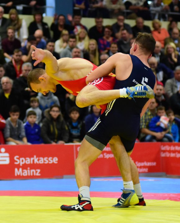 In der Bundesliga wurde Wladimir Berenhardt in dieser Saison - hier vom Köllerbacher Marc-Antonio von Tugginer - oft übel mitgespielt. Bei seinem Einsatz für die Zweite Mannschaft in Langenlonsheim feierte der 88er seinen ersten Erfolg.