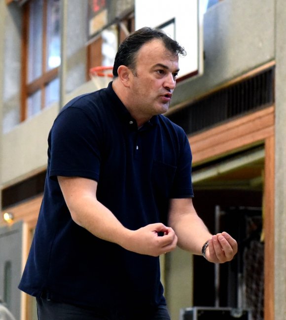 Will mit seinem Team ganz oben angreifen: Miro Sovic, der Trainer des Oberligisten DJK Nieder-Olm.