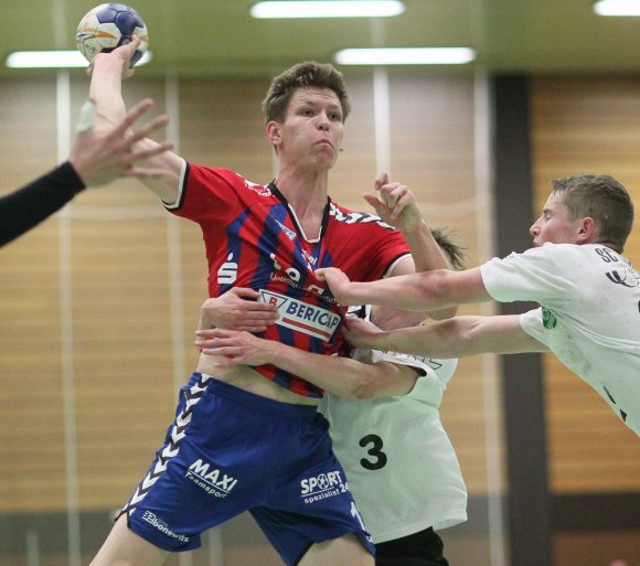 Auf ihn fokussieren sich die Defensiven der Gegner. In Hüttenberg packte JSG-Rückraumschütze Henrik Walb allerdings selbst kräftig zu un dmusste die letzten sieben Minuten als Zuschauer verbringen. 