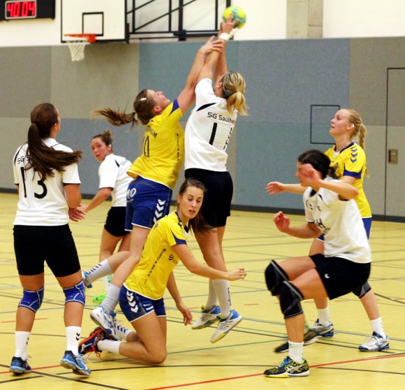 Geplanter Angriff sieht anders aus: Die Bretzenheimerin Martin Grau und Saulheims Mira Kleinfelder waren die Top-Torschützen ihrer Mannschaften beim Aufeinandertreffen in der Rheinhessenliga. 