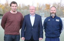 Vierte Liga bei den Männern, Zweite Liga bei den Frauen: In die Hallensaison 15/16 geht der TSV Schott um Abteilungschef Marcus Wagner (Mitte) erneut mit Alexander Hemmersbach (l.) als Coach der in die 2. Regionalliga abgestiegenen Männer; Martin Knußmann-Siemon (r.) bleibt der Verantwortliche für das Regionalligateam der Frauen.