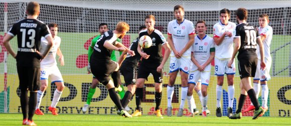 Alex Hack, Niko Bungert, Christoph Moritz und Todor Nedelev rechnen in der Mauer mit dem Schlimmsten, aber der Freistoß von Nico Hammann trifft weder sie noch landet er im 05-Tor. Aber auch nur knapp drüber.