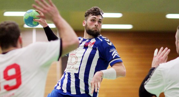 In der vorigen Runde war die Angelegenheit für die Sportfreunde Budenheim gegen den HV Vallendar (l. der inzwischen in Nieder-Olm tätige Gerrit Wamser) recht einfach: Im ersten Spiel des Jahres gab es gegen die Rheinländer einen nie in Frage stehenden 39:25-Sieg. Diesmal könnte es schwieriger werden.