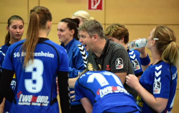 Um Trainer Steffen Piffkowski bei einer Auszeit zum umringen, wird es auch am Samstag reichen. Wieviele Spielerinnen seines Stammkaders die wichtige Heimpartie gegen den Tabellennachbarn TG Nürtingen bestreiten können, war am Freitagabend aber noch völlig unklar.