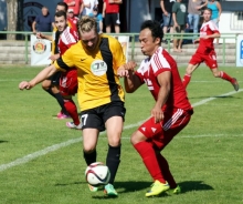 Für Steffen Jennerke (l.) und die TSG Hechtsheim wird es durch den Ausfall von SVW-Stürmer Adem Kaya (r.) deutlich einfacher, trotz des nicht immer gut funktionierenden Defensivsystems gegen die Weisenauer mitzuhalten.