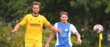 Ex-Profi Stefan Kühne (r.) hat maßgeblich zur Stabilisierung der Mombacher Hintermannschaft beigetragen.
