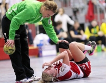 Bloß nicht auf die Schnauze fallen: Sollten die eingeplanten Punkte aus dem Auftritt am Samstag bei der abgestiegenen TSG Ober-Eschbach ausbleiben, bekämen der FSV Mainz 05 und Kapitänin Laura Schmitt größte Probleme im Abstiegskampf zu bestehen.