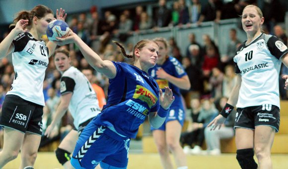 TGN-Topschützin Verena Breidert (r.) und die Bretzenheimerin Michelle Chwalek lieferten sich ein kleines Duell um die Torjägerkrone des Tages. Die Nürtingerin gewann diesen Vergleich zwar, das war Chwalek aber herzlich egal, denn ihre Mannschaft warf das eine Tor mehr, das den Sieg über den Mitaufsteiger brachte.