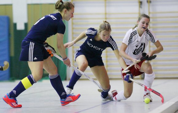 Aline Bessling und Johanna Sommerkorn (v.l.) stoppen frühzeitig den Angriffsversuch der Bad Kreuznacherinnen über die rechte Seite. Die Offensivbemühungen der Gäste hatte der TSV Schott gut im Griff.