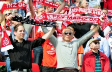 Auch in Gladbach werden am Samstag etliche 05-Fans ihre Schals in die Höhe halten.