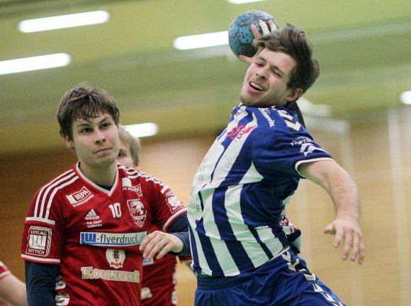 Lukas Nagel verzaubert nicht nur den Vallendarer Merlin Busse (l.) mit seinen dynamischen Aktionen. Der Budenheimer Mittespieler ist wahrlich nicht der Längste auf dem Platz, aber dennoch kann er sich durch Sprungkraft und Timing jederzeit freie Schussbahn verschaffen.