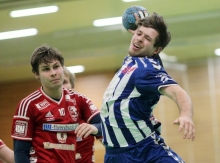 Lukas Nagel verzaubert nicht nur den Vallendarer Merlin Busse (l.) mit seinen dynamischen Aktionen. Der Budenheimer Mittespieler ist wahrlich nicht der Längste auf dem Platz, aber dennoch kann er sich durch Sprungkraft und Timing jederzeit freie Schussbahn verschaffen.