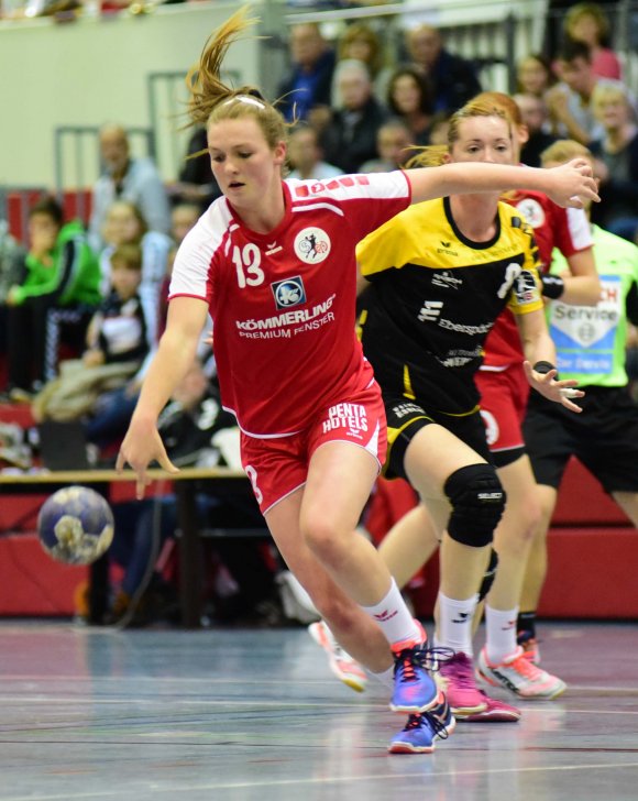 Trainer André SIkora-Schermuly gibt seinem Rückraumtalent Alicia Soffel meist erst in der zweiten Halbzeit längere Einsatzzeiten. Die 16-Jährige zeigte dabei auch in Wuppertal Jokerqualitäten, war mit ihren Treffern um die Mitte der zweiten Hälfte entscheidend daran beteiligt, dass sich eine wacklige Partie zugunsten der FSG entwickelte.