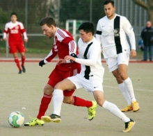 Ein bisschen kämpferisch: Der Eindruck, den Jonas Kleinschmitt (l.) und Ferhat Erdogan auf unserem Bild machen, bestimmte auch das gesamte Derby zum Landesliga-Rückrundenauftakt: Nicht, dass nicht um die Bälle gekämpft wurde, aber mit dem letzten Elan gingen die Mannschaften nicht in die Zweikämpfe. Die Weisenauer brauchten es dank ihrer schnellen Führung auch nicht.