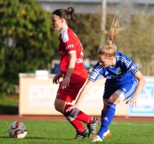 Ließ sich nicht abschütteln: Laura Freigang (r.) erzielte fünf Minuten vor Schluss den 3:2-Siegtreffer.