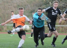 Weil Cedric Schmidt (l.) das vorentscheidende 3:0 kurz vor der Pause nach einem Luftkampf mit Fontana-Torwart Djamel Yahlali erzielte, monierten die Finther ein Foulspiel, mussten sich vom Schiedsrichter aber einen Vortrag über die aktuelle Regelinterpretation anhören.