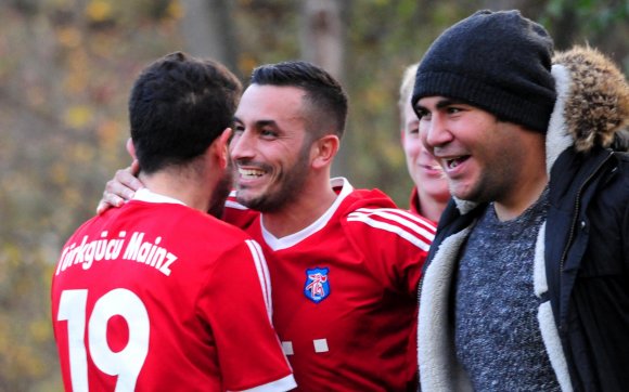 Ümit Damar (M.) sorgte mit dem 2:0 kurz nach der Pause schon für eine kleine Vorentscheidung. Gökhan Demirci (l.) hatte den Tabellenführer im ersten Durchgang in Führung gebracht...
