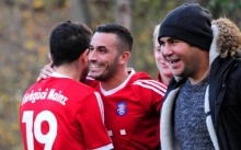 Ümit Damar (M.) sorgte mit dem 2:0 kurz nach der Pause schon für eine kleine Vorentscheidung. Gökhan Demirci (l.) hatte den Tabellenführer im ersten Durchgang in Führung gebracht...