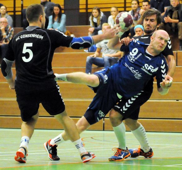 Beim Kampf um die Tabellenspitze, der bei der Heimniederlage der Sportfreunde Budenheim II gegen den HC Gonsenheim (Archivbild) seine erste Aufführung hatte, mischen die Gonsenheimer auch dank des Erfolges vom ersten Spieltag kräftig mit. Die Sportfreunde II (r. Spielertrainer Volker Schuster) drohen nach der neuerlichen Heimniederlage gegen die TG Osthofen den Anschluss an die Spitze zu verlieren, sollte es am kommenden Samstag beim TV Bodenheim einen weiteren Spielverlust geben.