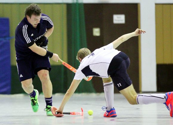 Diesmal nicht im Trikot: TSV-Kapitän Alexander Hemmersbach hat nach dem Rückzug von Alexander Kempf auch in dieser Hallensaison die Trainerrolle inne. Im Gegensatz zum Vorjahr (Bild aus der Partie gegen den späteren Mitabsteiger HC Speyer) wird er sich wegen einer Verletzung ganz auf die Gestaltung der Übungsstunden und Coaching der Mannschaft konzentrieren. Der Verein sucht währenddessen einen neuen Trainer, der zur Feldrunde übernimmt.