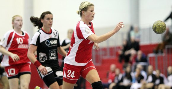 Vor ziemlich genau einem Jahr war das Heimspiel des FSV Mainz 05 gegen den TSV Haunstetten eine klare Sache: Beim ersten Einsatz von Kurz-Comebackerin Meike Schmelzer (l.) hatten Laura Schmitt (heute Spatz) und ihre Mannschaft gegen den TSV (in der Mitte Rückraumschützin Annika Schmid) keine Probleme. Ganz so glatt wie beim damaligen 31:19 wird das Wiedersehen wohl nicht verlaufen.