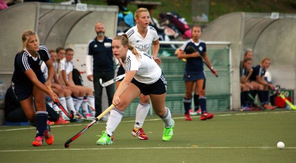 Dank eines Treffers von Luisa Poths (Mitte) ging die Feldrundenpremiere gegen die HG Nürnberg (l. Kapitänin Jana Schwarzer) im Oktober erfolgreich über die Bühne. Ob es in der Halle ähnlich erfolgreich läuft, wird sich am Sonntag im Auswärtsspiel der Schott-Hockeyfrauen zeigen.