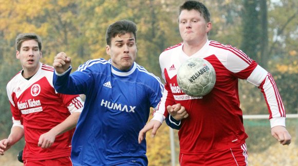 Getrennte Plätze, gleiche Vorgabe: Die TSG Bretzenheim 46 (Mitte Christopher Brüschke) muss sich gegen den FC Speyer genauso mit einem Spitzenteam messen wie die SVW Mainz (l. Bendikt Arndt, r. Thorsten Kleber), die den Tabellenzweiten Wormatia Worms II empfängt.