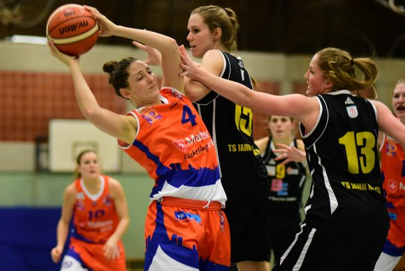 Gegen Jahn München war dem ASC der erste Coup in dieser Saison gelungen, in Bamberg folgte der zweite. Um am Samstagabend auch dem TuS Bad Aibling gefährlich zu werden, bräuchte das Team auch wieder die Offensivqualitäten von Flügelspielerin Lauren Mortier (l.).