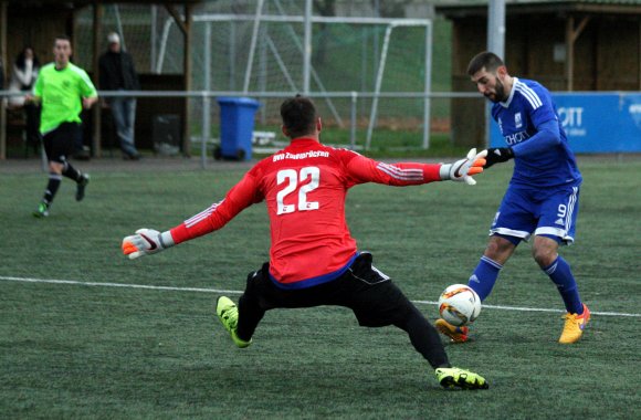 Freie Auswahl: Can Özer bei einer der zahlreichen Einschusssituationen. Diesen Ball legte der Schott-Angreifer allerdings neben den Kasten.