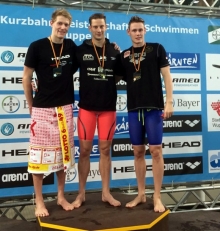 Andreas Wiesner (l.) begeisterte sich, seinen Trainer und das Team der SG Rheinhessen-Mainz mit Silber und EM-Norm über 200 Meter Rücken. Den Titel gewann Jan-Philip Glania (M.), Dritter wurde der Potsdamer Felix Wolf (r.).  