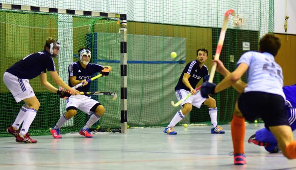 Da war der schöne Vorsprung hin: Der Wiesbadener Joel Correira (r.) verwandelt kurz nach Beginn der zweiten Halbzeit eine Kurze Ecke zum 3:3-Ausgleich.