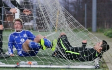 Der zählte noch nicht: Steffen Völker (r.) legte sich nach einer Viertelstunde zwar mitsamt Ball ins Tor, hatte zuvor aber im Abseits gestanden.