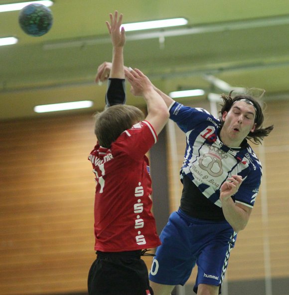 Die kurze Deckung gegen Lukas Nagel nutzte dem TuS Dansenberg nichts: Lukas Scheer (r.) und Timo Borsch sorgten in der ersten Halbzeit dafür, dass die Sportfreunde sich im Spitzenspiel einen klaren Halbzeitvorsprung herausspielten, von dem sie nach dem Seitenwechsel lange zehren konnten.