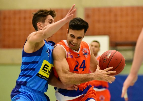 Schied mit geschwollenem Spurnggelenk aus: Anish Sharda (r.).