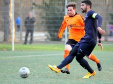 So sah es auf der Bretzenheimer Bezirkssportanlage lange Zeit aus: Bevor die 46er (hier Nils Krämer) in die Zweikämpfe kamen, hatten die Gäste (hier Maurizio De Vico) den Ball bereits weitergespielt.