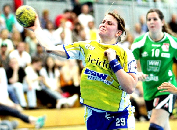 Alle für Michelle: SG-Kreisläuferin Michelle Chwalek hat beste Aussichten die Torjägerkrone der Dritten Liga zu erobern. Ihr dazu zu vehelfen, ist ein Nebenziel der Auswärtpartie am Sonntag in Solingen.