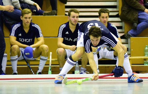 Neuzugang Mats Klippert und der TSV Schott müssen den Ball in der Halle schon aus Regelgründen flachhalten. Aber das ist nach den beiden Auftaktergebnissen auch ansonsten angebracht: Der TSV Schott steht nach dem zweiten Saisonwochende auch in der 2. Regionalliga schon wieder am Tabellenende.