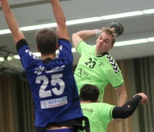 Maximilian Scheer versucht sich mit einem Wurf am Budenheimer Innenblockverteidiger Lukas Sturm vorbei. 