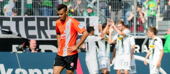 Gut gespielt, aber verloren: Die Enttäuschung bei Maxim Choupo-Moting und seinen 05-Kollegen war groß. Die Gladbacher feierten derweil den sechsten Tabellenplatz.