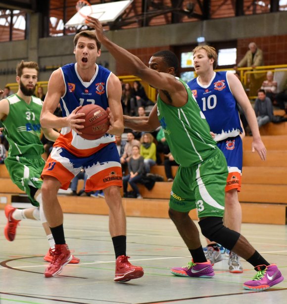 Mitte Oktober, am Rande des Spiels gegen die DJK Nieder-Olm verletzte sich Johannes Schulz (vorne links) am Fuß. Jetzt gab der Center der ASC-Zweiten sein Comeback.