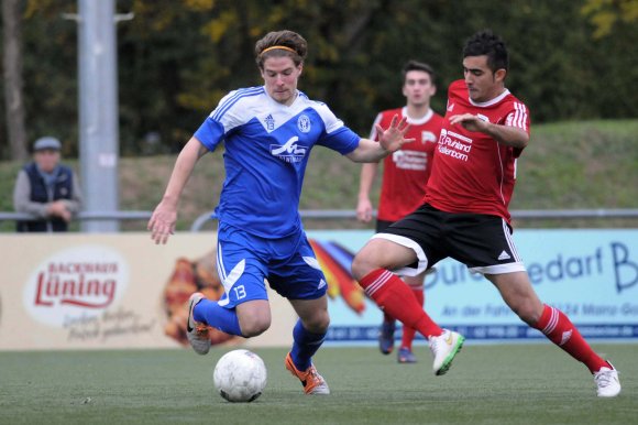 Nils Letz (l.) brachte den SV Gonsenheim in Niederzissen gegen die SpVgg Burgbrohl in Führung.