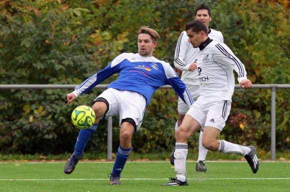 Mark Schäfer (l.) ist ruhender Pol und Spielgestalter beim SV Klein-Winternheim. Die Rückkehr zu seinem Heimatverein war für das Team von Trainer Boris Rump ein großer Gewinn.