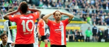 Wenn's ums Haareraufen geht, hat Maxim Choupo-Moting (l.) einen klaren Vorteil gegenüber Elkin Soto. In Gladbach standen beide 05er mit leeren Händen da.