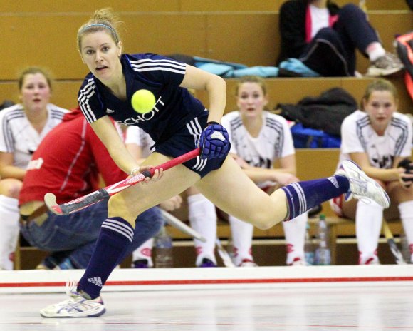  Sophie Dilchert blickt dem im Hallenhockey stets unten zu haltenden Ball hinterher. Flach spielen und möglichst hoch gewinnen heißt die Devise beim zweiten Heimspiel der TSV-Hockeyfrauen gegen Tabellenführer 1. Hanauer THC.