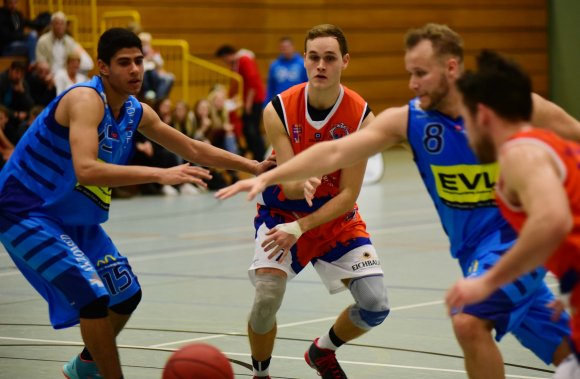 Die Saisonvorbereitung hat Max Befort (Mitte) weitgehend verpasst. Inzwischen hat sich der Neuzugang aus Trier an die ASC-Spielweise gewöhnt.