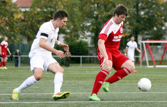 Letzte Gelegenheit zum Punktesammeln: Der VfB Bodenheim um Norman Loos (l.) wird trotz eines Spiels Rückstand als bestes Landesligateam aus dem Mainzer Gebiet in die Winterpause gehen. Die SVW Mainz (r. Daniel Richter) könnte durch eine Coup beim souveränen Tabellenführer FC Speyer noch als bestes Stadtteam und in der oberen Tabellenhälfte abschließen